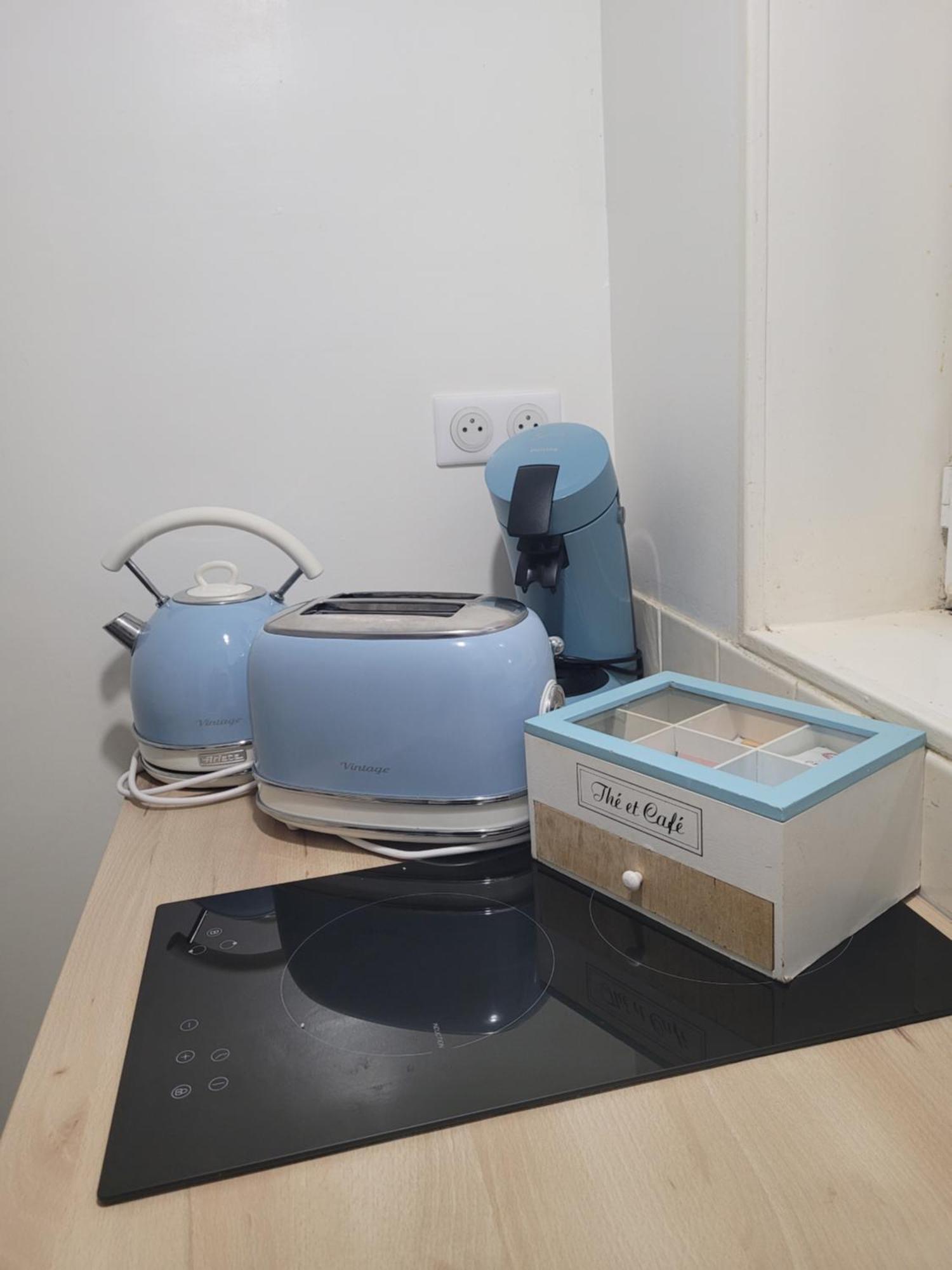 L' établissement Design , Vous Propose 4 Neufs Avec Services , Lits Faits à Votre Arrivée , Serviettes De Toilette , Ménage, Wifi , En Hyper Centre , Vue à 200m , Est Accessible à Pied *