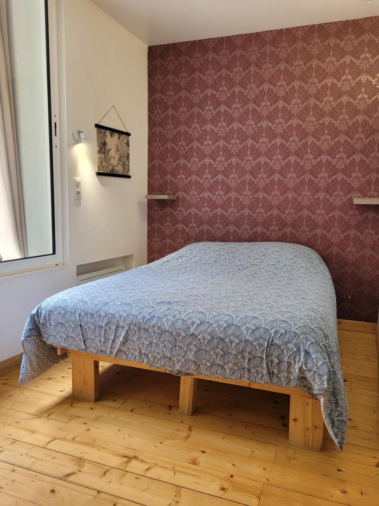 L' établissement Design , Vous Propose 4 Neufs Avec Services , Lits Faits à Votre Arrivée , Serviettes De Toilette , Ménage, Wifi , En Hyper Centre , Vue à 200m , Est Accessible à Pied Appartement *